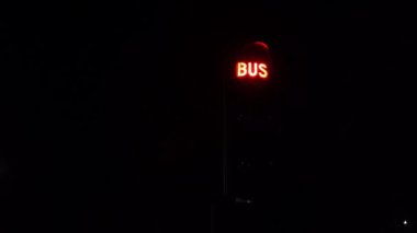 Otobüs durağı ışıkları, yeşil turuncu ve kırmızı. Yüksek kalite 4k görüntü