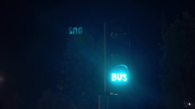 Otobüs durağı ışıkları, yeşil turuncu ve kırmızı. Yüksek kalite 4k görüntü
