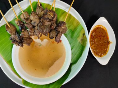 Matang satay ya da Sate Matang. Fıstık sosu ve koyu izole edilmiş çorba stoğu karışımı.