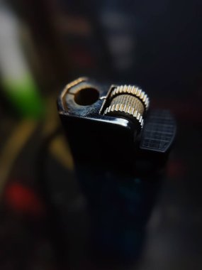 Kibrit çöpü tekeri koyu arkaplanda