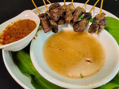 Fıstık sosu ve soto çorbasının tamamlayıcı çeşnili satay yemeği (sate matang) 