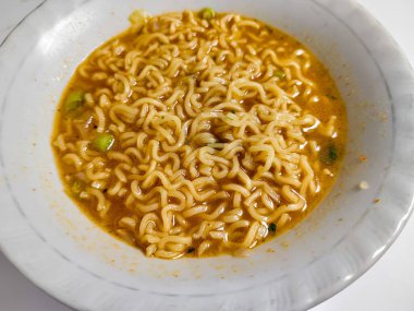 Bir kase baharatlı erişte çorbasını yakın.