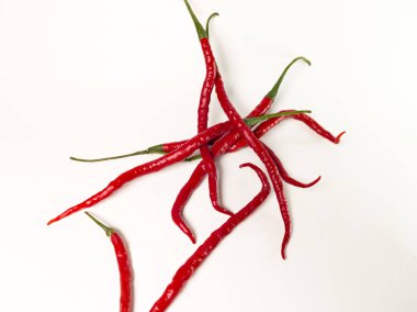 Bir demet taze kırmızı biber beyaza izole edilmiş.