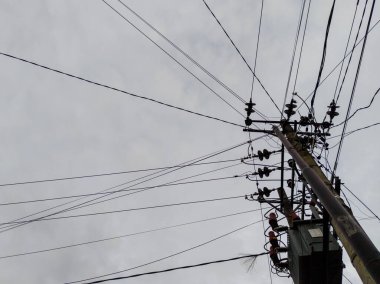 Elektrik direği kabloları bağlantı kutusunun alt istasyonunda sabahleyin bulutlu gökyüzü ile birlikte.