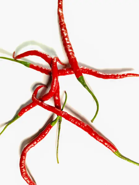 Bir demet taze kırmızı biber beyaza izole edilmiş.