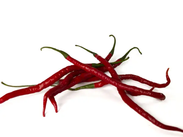 Bir demet taze kırmızı biber beyaza izole edilmiş.