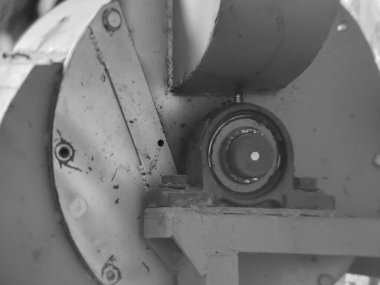 Siyah beyaz arka planlı hayvan yemi öğütme makinesini kapat