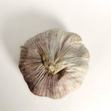 Beyaz arkaplanda sarımsak izole edilmiş.