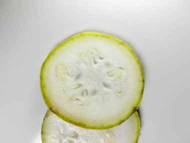 Beyaz arka planda iki kabak ya da su kabağı dilimini kapat