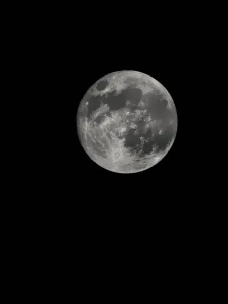 Gece karanlığında dolunay.