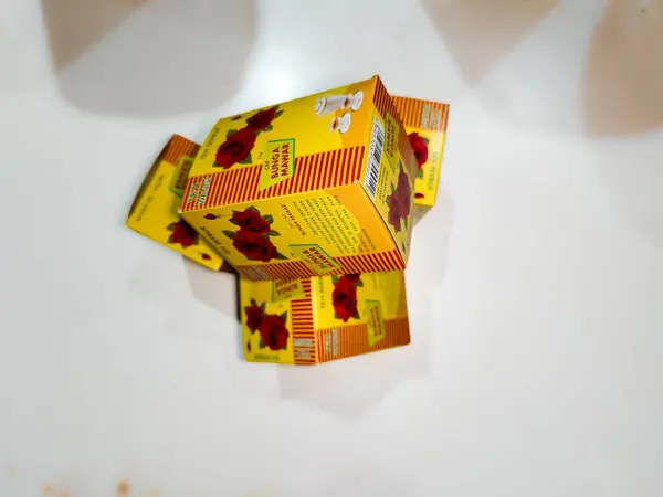 Endonezya, 26 Ocak 2025 'te gül çiçeği marka çay tozu kutusuna yakın plan.