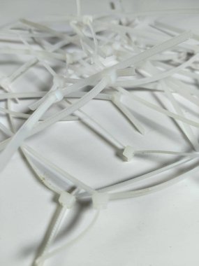 Kullanılan kablo bağı veya beyaz arkaplan ile kablo bağlantısı