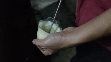 Eller çırpılmış yumurta kullanarak kahve yapıyor.