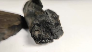 Beyaz üzerine izole edilmiş yakacak odunundan kullanılmış kömürü kapat