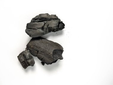 Beyaz üzerine izole edilmiş yakacak odunundan kullanılmış kömürü kapat