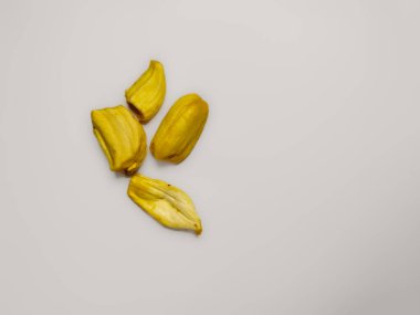 Beyaz üzerine izole edilmiş bir sürü meyveli cips.