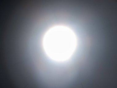 Gece gökyüzünde ay ışığı