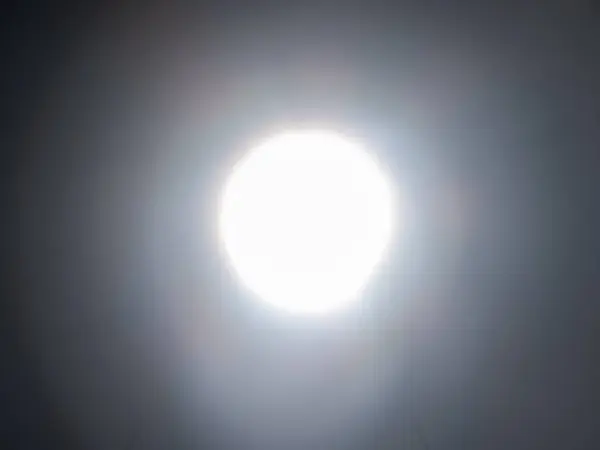 Gece gökyüzünde ay ışığı