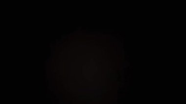 Ayın ve bulutların gece gökyüzündeki görüntüsü.