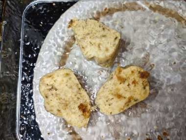 Birkaç parça muzlu keki kapatın.