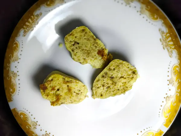 Birkaç parça muzlu keki kapatın.