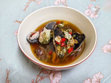 Bir kase deniz mahsulü kabuklu deniz salyangozu ve deniz salyangozu yakın.