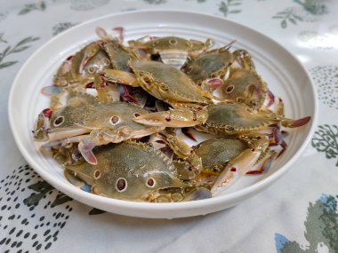 Bir tabak çiğ deniz yengeci.