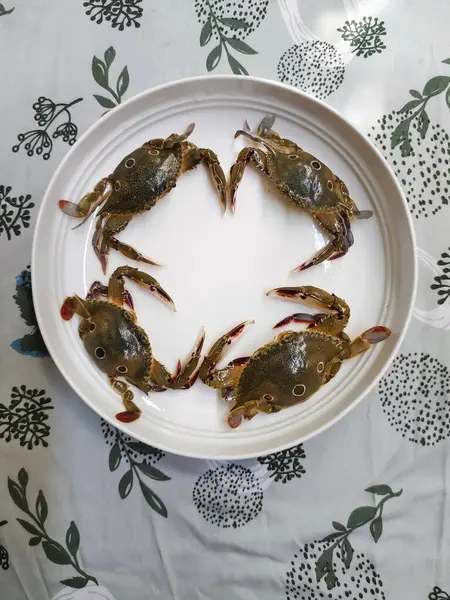 Bir tabak çiğ deniz yengeci.