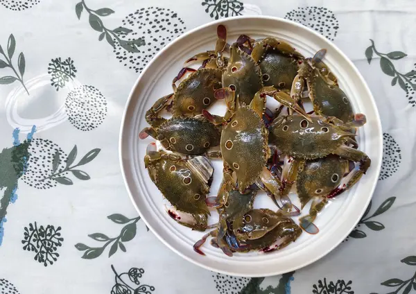 Bir tabak çiğ deniz yengeci.