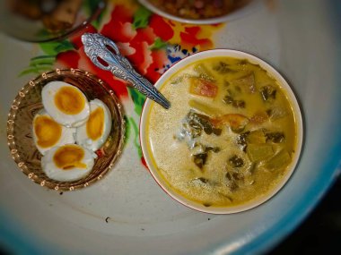 Pliek Çorbası 'nı tuzlu ördek yumurtasıyla kapat.