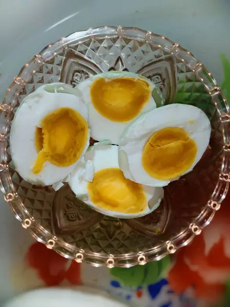 Akşam yemeği, biraz tuzlu ördek yumurtası.