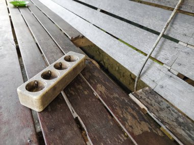 Tahta bir bankta kablo prize soketi