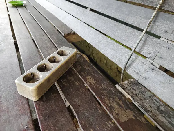 Tahta bir bankta kablo prize soketi