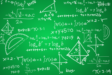 Matematiksel formül yazımı içeren karatahtanın soyut arkaplanı
