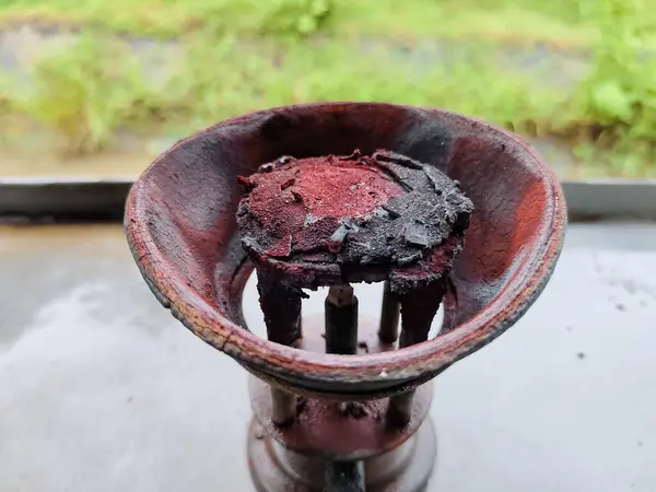 Masadaki kırık sobanın ocağını kapat.