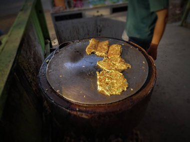 Sokak yemekleri, yumurta martabak satıcı düz tavada martabak pişiriyor.