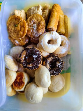 Birkaç karışık hamur keki, tofu, risol ve bak wan koleksiyonu.