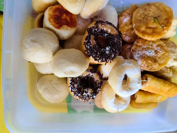 Birkaç karışık hamur keki, tofu, risol ve bak wan koleksiyonu.