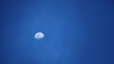 Ayın alacakaranlık gökyüzünde kayboluşu.