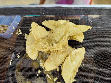 Kanalizasyon ağında kızarmış ekmek meyvesi dilimlerini yakın.