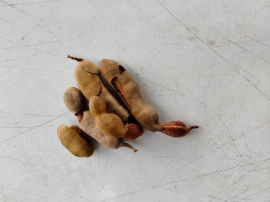 Beyaz bir masada bir demet demirhindi meyvesini yakın.