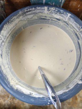 Kızarmış gıda malzemeleri için mavi bir kapta sebzeyle karıştırılmış un karışımı.