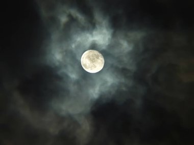 Dolunay karanlık bulutlu gökyüzü