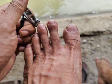 El ve ayak tırnaklarını kes.