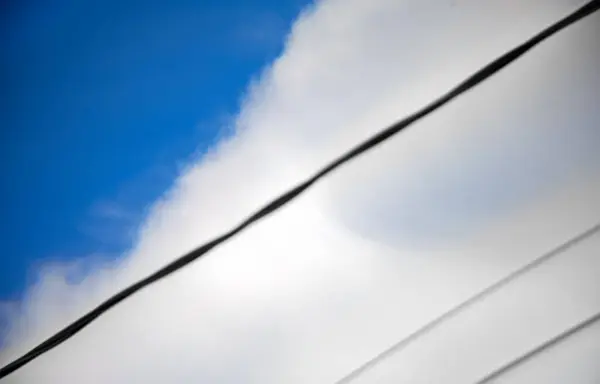 Yazın mavi gökyüzü arkaplan bulutlu elektrik kabloları