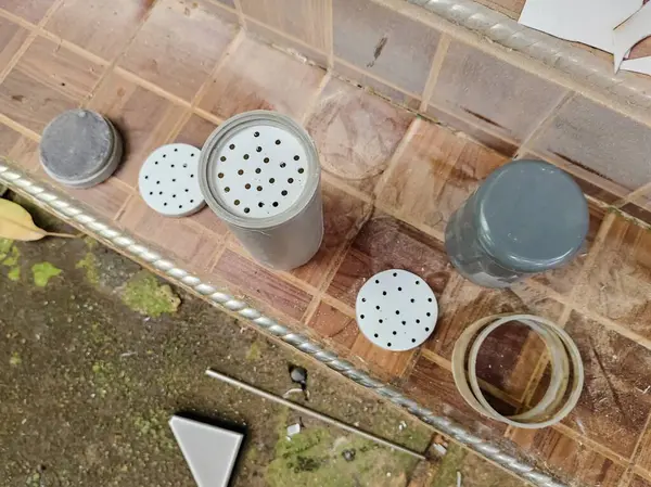 Merdivenlerdeki pvc borusundan ev yapımı su filtresi aracı