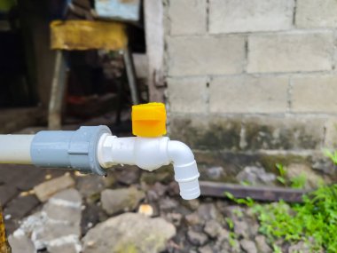 PVC borusunu su musluğuyla kapatın.