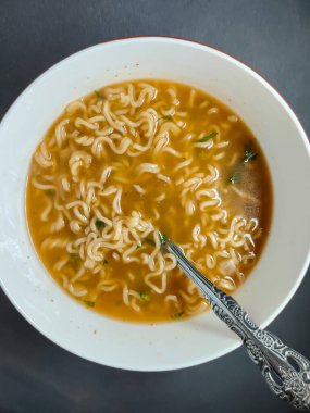 Bir kase şehriye çorbasını yakın.