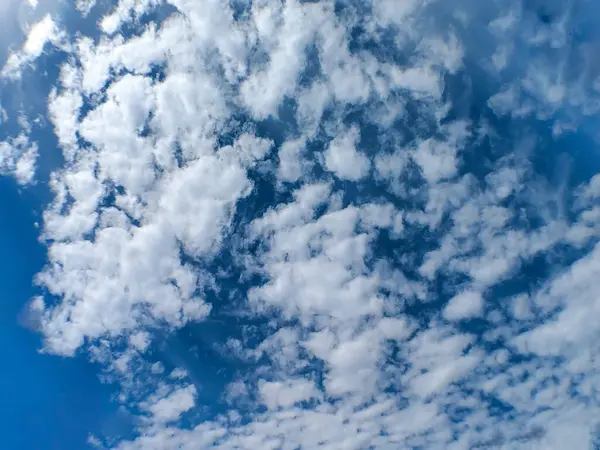 Yazın bulutlu mavi gökyüzünün soyut arkaplanı