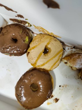 Beyaz kutuya izole edilmiş çikolatalı çörekler.